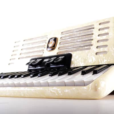 Immagine Rare German Made TOP Quality Accordion Weltmeister Unisella - 80 bass, 8 switches + Original Hard Case & Shoulder Straps - Excellent - Video - 13