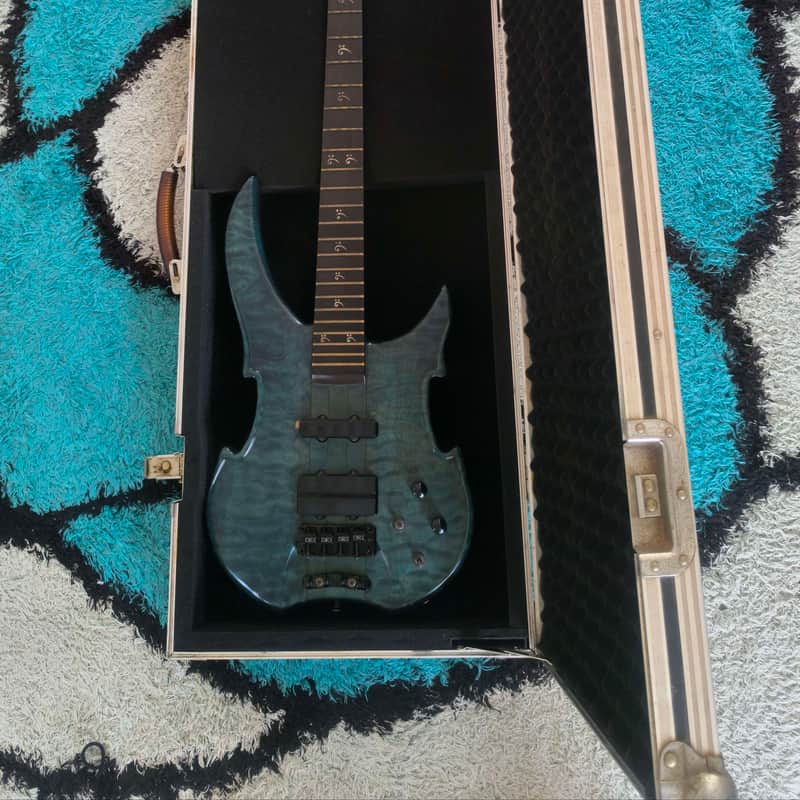 2003 Warwick vampyre LTD This bass features an AAA Quilted Map…