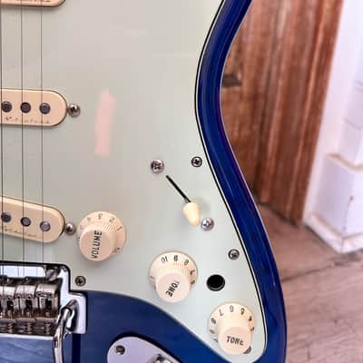 Fender Deluxe Players Stratocaster with Maple Fretboard 2019 - Sapphire Blue Transparent image 2