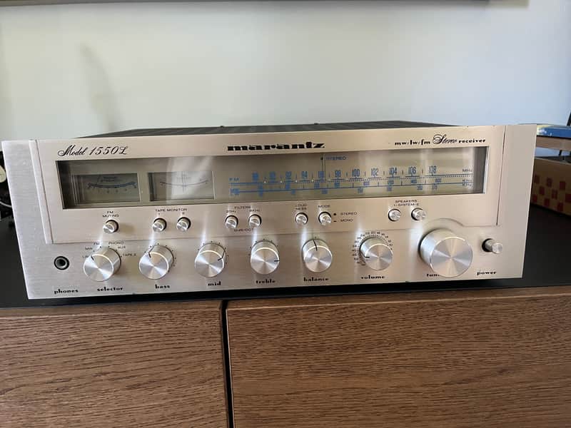 Marantz Model 1550 50-Watt Stereo Solid-State Receiver 1978 - 1980 - Silver