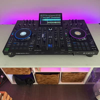 Denon Prime 4+ with accessories image 1