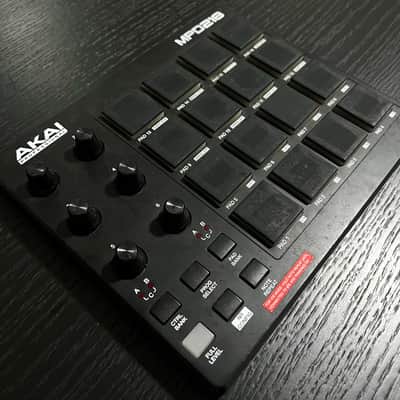 Akai MPD218 2015 - Present - Black image 3