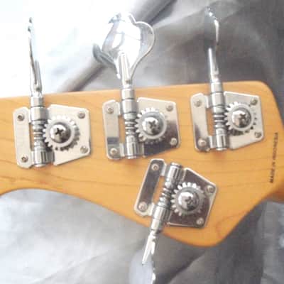 Musicman sub Ray 4 Sterling Arctic White Bass guitar Bild 4