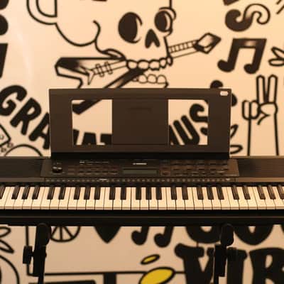 Yamaha PSR-E273 61-Key Arranger Keyboard 2020 - Present - Black