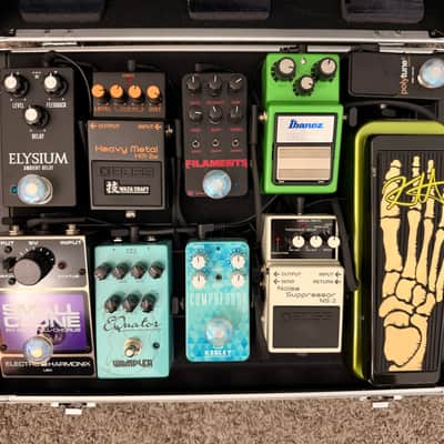 Analog Guitar Effects Pedalboard (8 effects + tuner + wah + power supply) (Near-mint) image 1