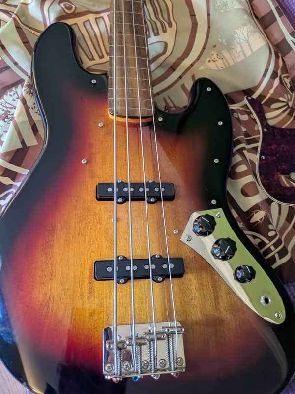 Squier Classic Vibe '60s Jazz Bass Fretless 2019 - Present - 3-Color Sunburst image 1