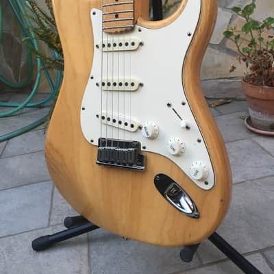 RIF 119 Fender Stratocaster 2000 Corona California With Case and Fender Card image 1