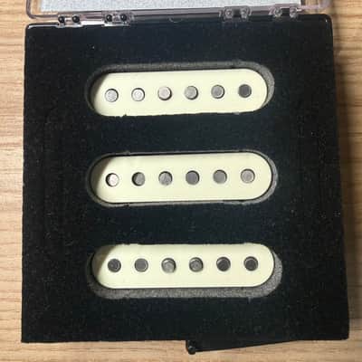Fender Custom Shop Hand-Wired '57 Stratocaster Pickups 2021 - Aged White image 2