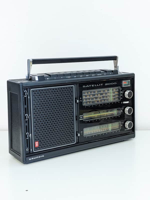 Grundig Satellit 2000 Transistor Radio (1973-75) - Serviced - 110V/220V & Battery Operated - World Receiver image 1