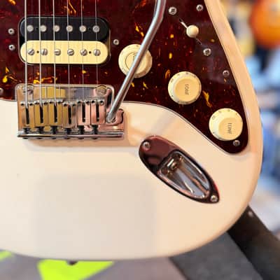 Fender American Ultra Stratocaster HSS 2021 - Arctic Pearl image 2