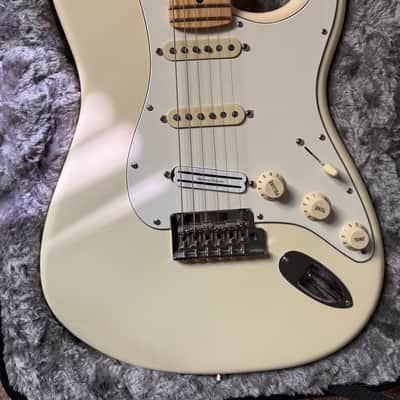 Fender American Professional Stratocaster with Maple Fretboard 2017 - 2019 - Olympic White image 6