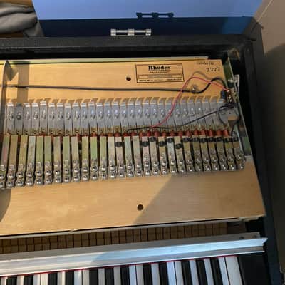 Fender Rhodes Suitcase Piano 88-Key Electric Piano Rounded Top image 12