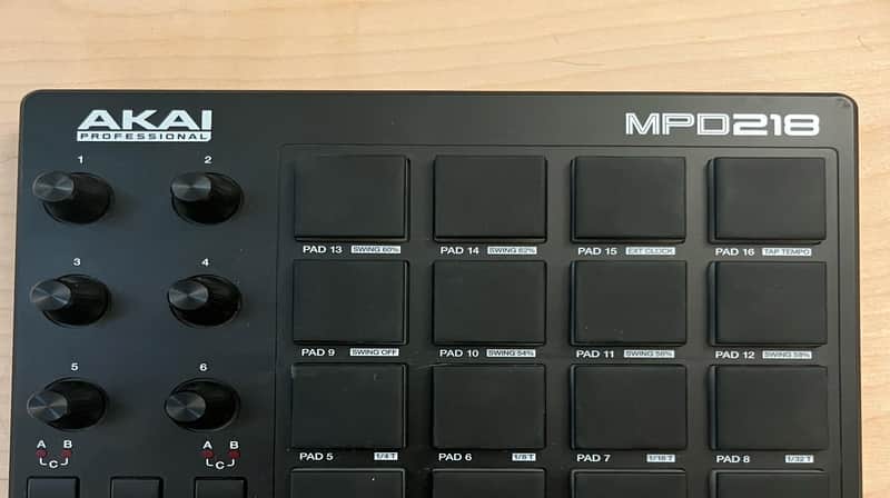 Akai MPD218 2015 - Present - Black image 1