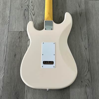 G&L Tribute Series Legacy with Maple Fretboard Olympic White image 8