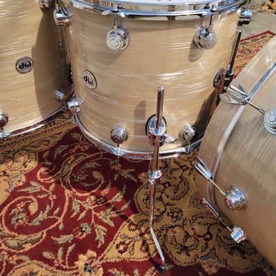 DW Collector's Series VLT 4 Piece Drum Shell Pack W/ Bags 13/16/18/24 - Creme Oyster (C013-8) image 4