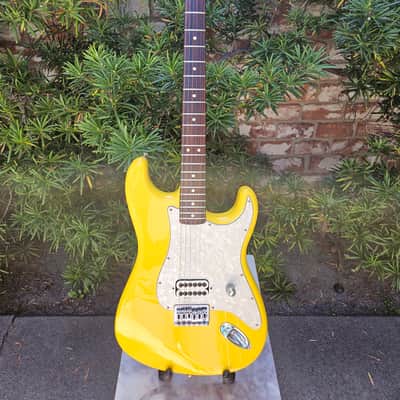 Fender Tom DeLonge Signature Stratocaster Graffiti Yellow image 3