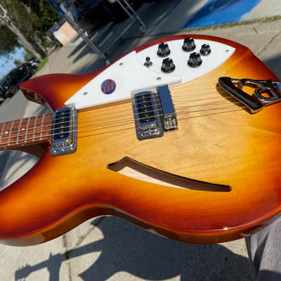Rickenbacker 330 
