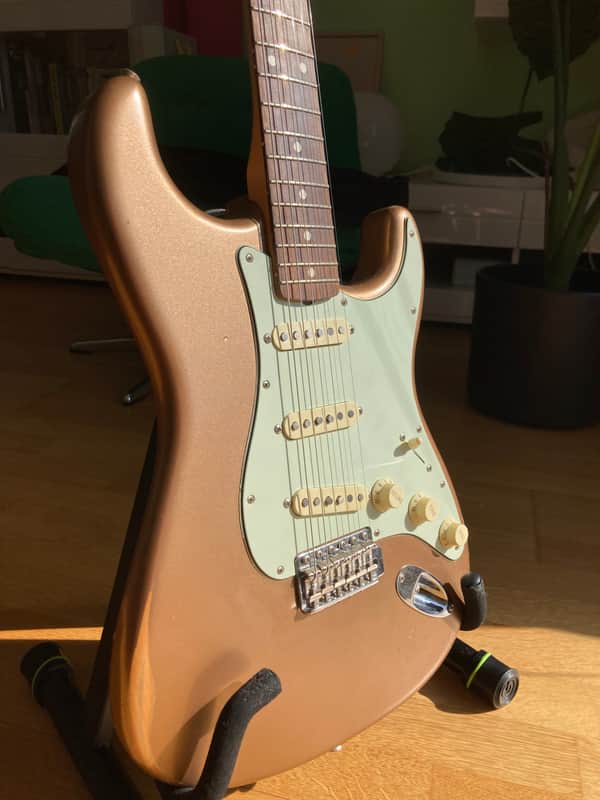 Fender Vintera Road Worn '60s Stratocaster 2020 - 2021 Firemist Gold