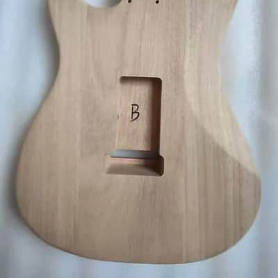 Unfinished Mahogany Wood Strat Style Guitar Solid Body with F Hole imagen 6