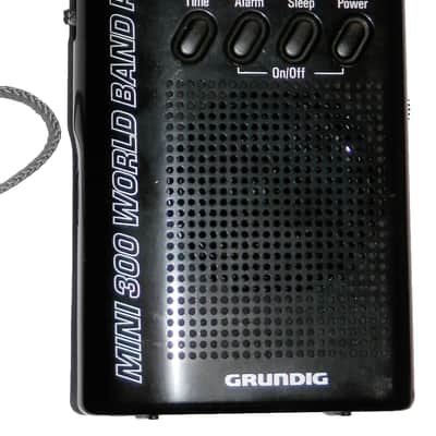 Grundig Mini 300 World Band Receiver AM / FM / SW Shortwave Digital Tuner Clock Pocket Radio Black image 3