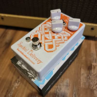 EarthQuaker Devices Spatial Delivery Envelope Filter with Sample & Hold Guitar Effect Pedal MINT image 2