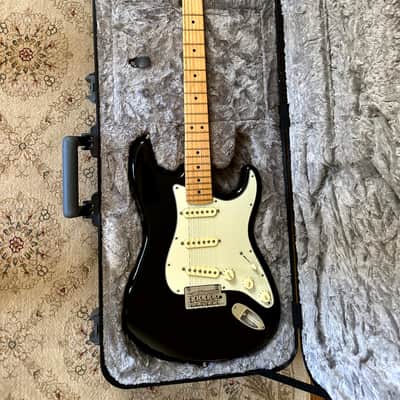 Fender American Stratocaster 2020 - Gloss Black / Locking Tuners / Strap Lock image 17