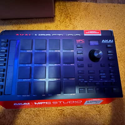 Akai MPC Studio Music Production Controller 2021 - Present - Black image 5