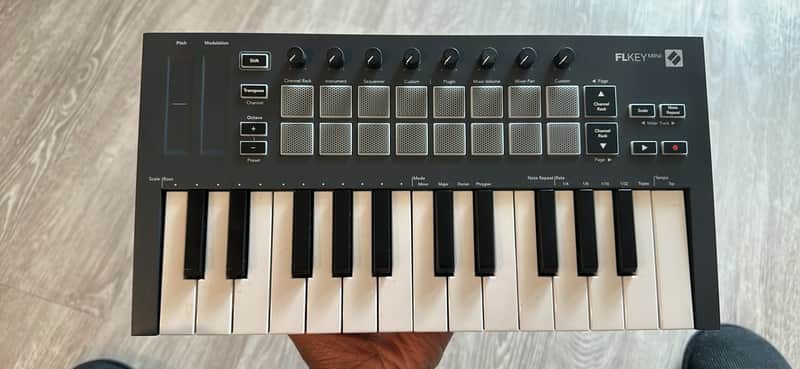 Novation FLkey Mini 25-Key MIDI Controller 2022 - 2026 - Black image 1