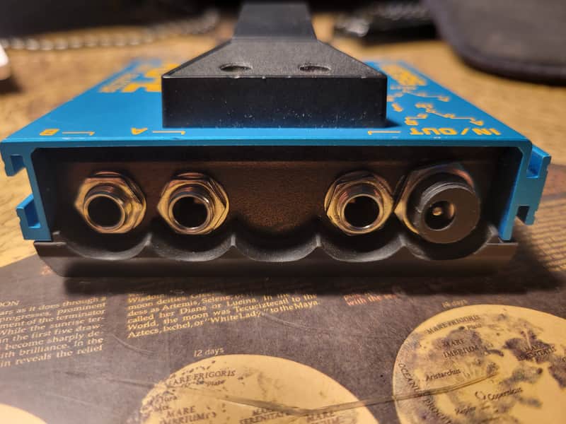 Modified Boss AB-2 2-Way Selector - 9v Input for External Power image 1