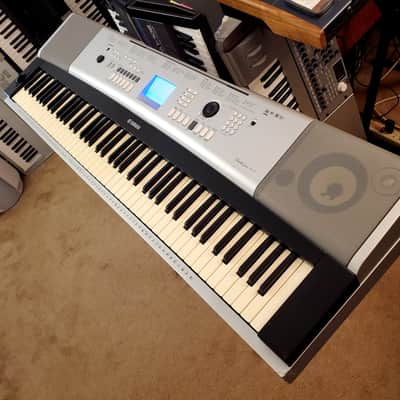 MUST SEE!!! YAMAHA DGX 520 (YPG 525) SEMI-WEIGHTED 88-KEY DIGITAL PIANO IN AMAZING CONDITION! image 5