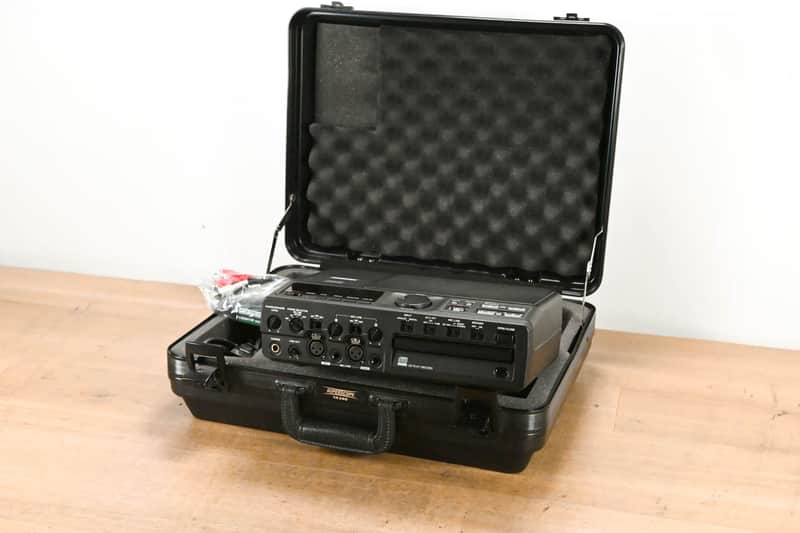 Superscope PSD330 Compact CD Player/Recorder with CA300 Carrying Case CG01XHJ image 1