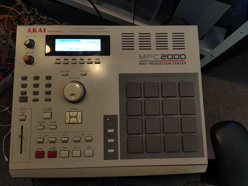 Akai MPC2000 MIDI Production Center 1997 - 2001 - Grey image 1