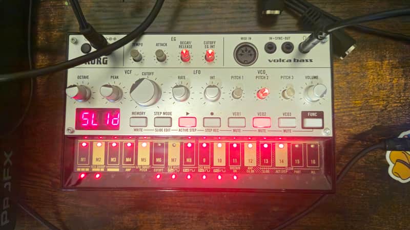 Korg Volca Bass Analog Bass Sequencer/Synthesizer