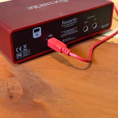 Focusrite Scarlett 2i2 2nd Gen USB Audio Interface 2016 - 2018 - Red / Black image 3