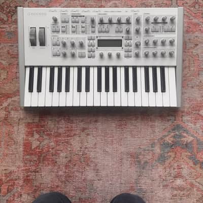 Access Virus TI Polar 37-Key Digital Synthesizer 2005 - White