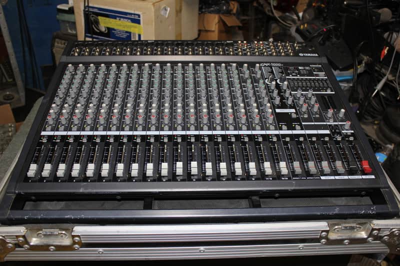 Yamaha EMX 5000-20/Powered Mixer 1000 Watts with 2 Effect Engines in Road Case image 1