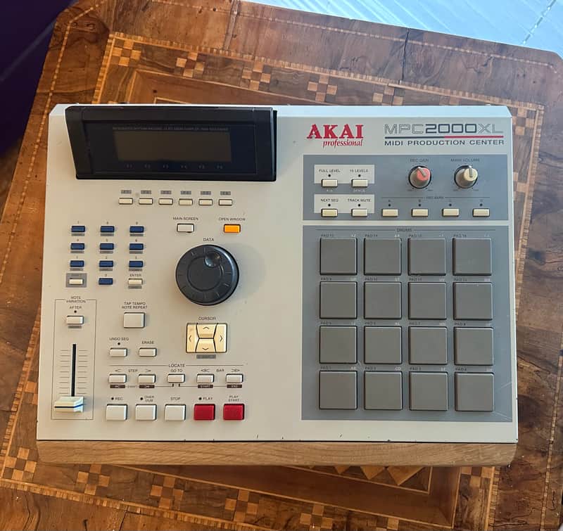 Akai MPC2000XL MIDI Production Center | Reverb Deutschland