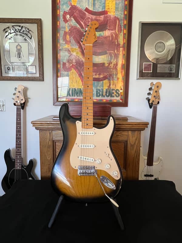 Fender Eric Johnson Stratocaster with Maple Fretboard 2005 - Present - 2-Color Sunburst