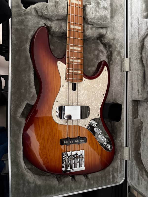 Sire Marcus Miller v8 2025 - Sunburst image 1