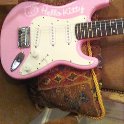 Pink Squier Hello Kitty Mini Stratocaster 2006 - 2009 image 2