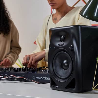 Pioneer DM-50D Active 5" Desktop Monitor and DJ Speakers (Black) with Professional Graded TRS to TRS Cables and Foam Isolation Pads image 7