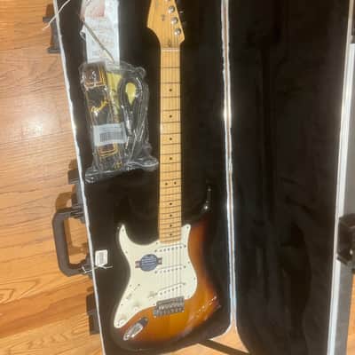 American Fender Stratocaster 2011 (FSR) - 2 tone sunburst image 2