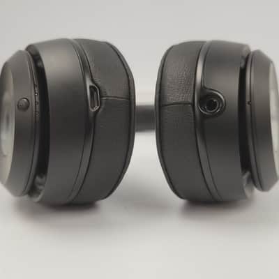 Beats Solo 3 Headphones image 5