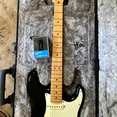 Fender American Stratocaster 2020 - Gloss Black / Locking Tuners / Strap Lock image 18