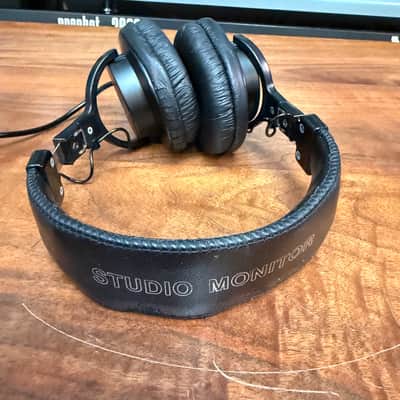Sony MDR-V6 With New Earpads, Closed Back Studio Reference Headphones image 5
