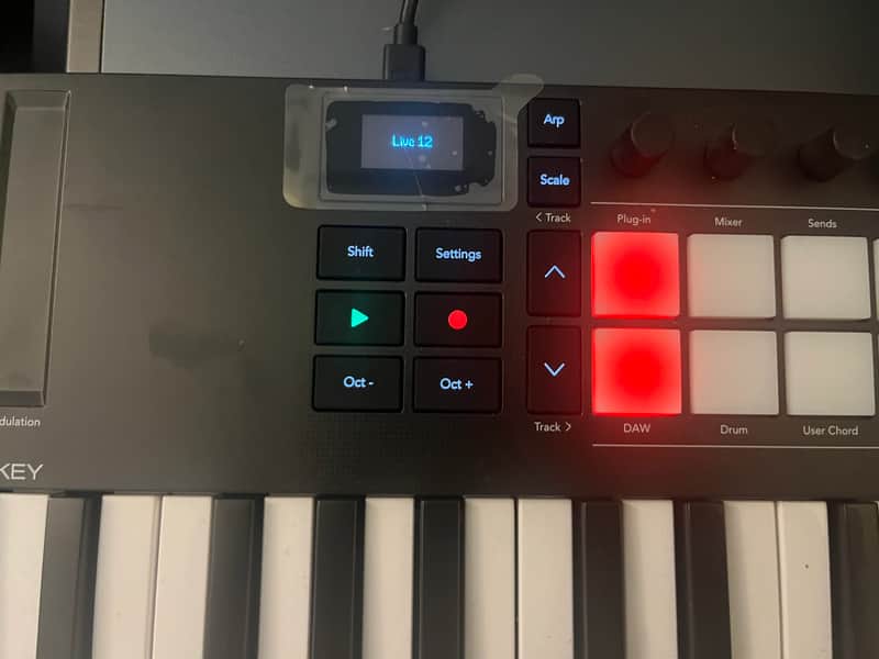 Novation Launchkey Mini 37 MKIV MIDI Keyboard Controller 2024 - Present - Black image 1