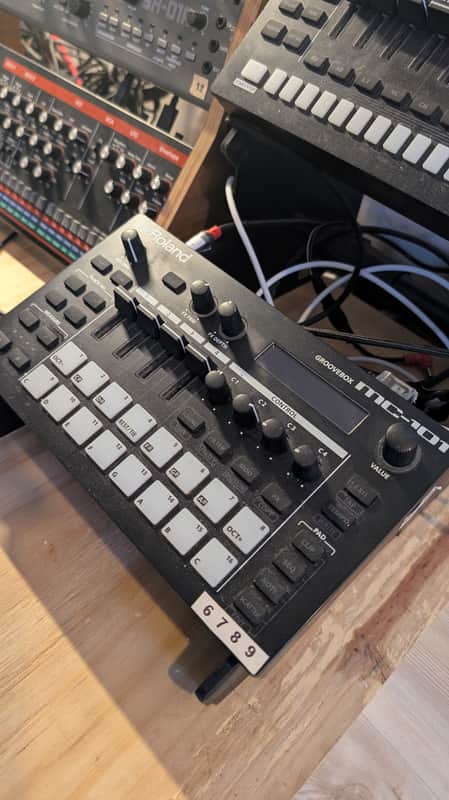 Roland MC-101 Groovebox