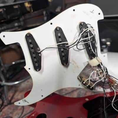 2005 Fender Highway One Stratocaster with Rosewood Fretboard - Crimson Red Transparent image 15