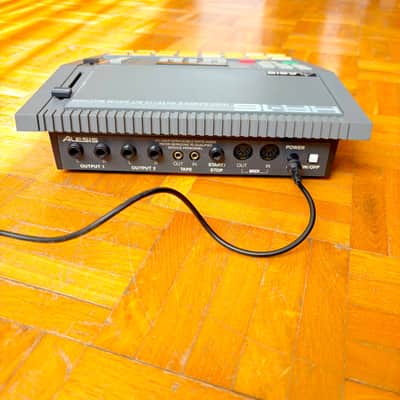 Alesis HR-16 High Sample Rate 16-Bit Drum Machine with original manual + original p.supply and blue led display! image 7