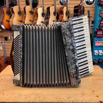 Hohner 41-Key Vintage Accordion image 12